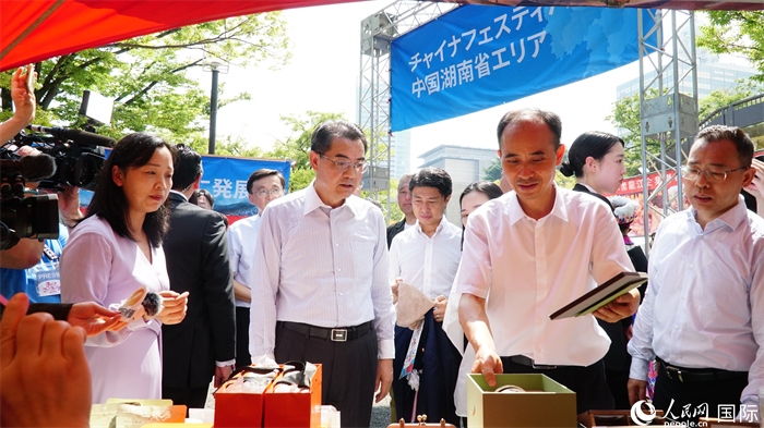 湖南展位工作人員向中國駐日本大使吳江浩介紹特色文創(chuàng)產品。人民網 蔣曉辰攝