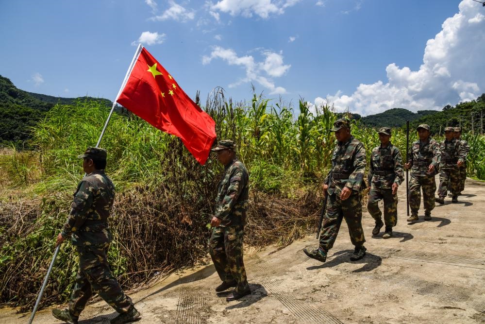 8月16日，老支書尼紅（左二）和班老鄉(xiāng)班搞村巡邊隊一起出發(fā)去巡邊。新華社記者吉哲鵬 攝