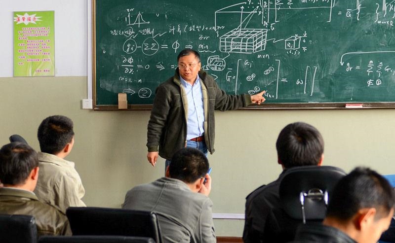 2011年4月，著名地球物理學家黃大年為學生們授課。