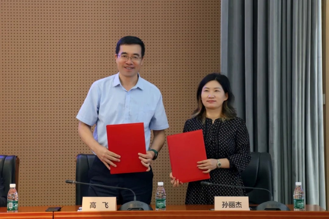 外交學(xué)院副院長高飛與中國國際科學(xué)技術(shù)合作協(xié)會(huì)執(zhí)行副會(huì)長兼秘書長孫麗杰簽署戰(zhàn)略合作備忘錄并啟動(dòng)科技外交官搖籃計(jì)劃。主辦方供圖