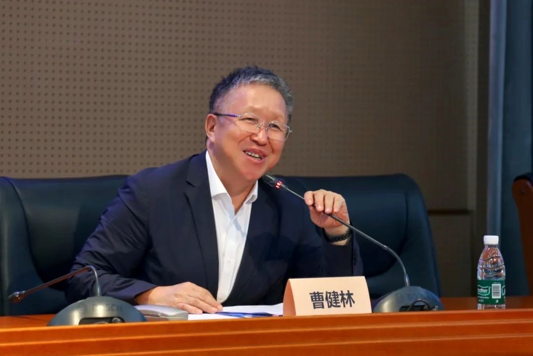 科技部原副部長、十三屆全國政協(xié)教科衛(wèi)體委員會(huì)副主任、現(xiàn)任季華實(shí)驗(yàn)室理事長、主任曹健林致辭。主辦方供圖