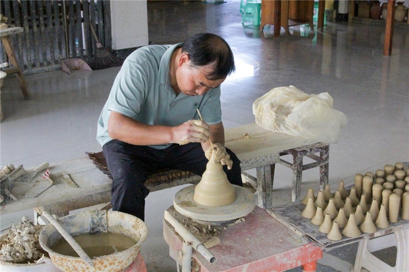 陶器是人類社會由舊石器時代發(fā)展到新石器時代的標志之一，也是人類由野蠻走向文明的標志，承載著人類成長進步的記憶。陶藝一條街上，母氏陶藝館內(nèi)，空氣中彌漫著陶土的芬芳。非遺傳承人母先才展示制陶技術，他神情專注、心無旁騖地打磨手中的陶坯，手中的泥土在旋轉(zhuǎn)的陶輪上漸漸成型。與土陶相伴近40年的母先才堅守初心，傳承土陶技藝是他作為貴州省級非遺花茂土陶傳承人的“執(zhí)念”與責任。（俄羅斯《俄羅斯報》視覺內(nèi)容部副主編阿爾圖爾·杰魯諾夫攝）