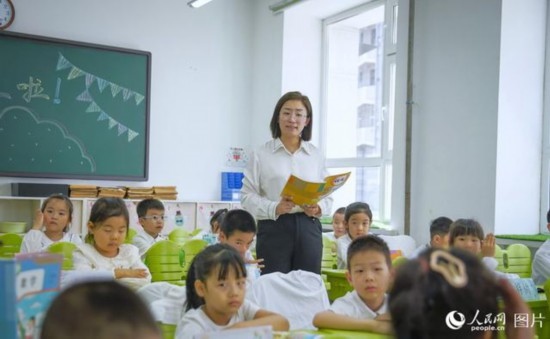 9月9日，黑龍江省哈爾濱市花園小學，語文老師正在給二年級小學生們上課。人民網(wǎng)記者 張哲鑫攝
