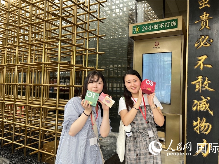 5. 代表團(tuán)團(tuán)員展示通過無人售藥機(jī)購買的盲盒。（人民網(wǎng)記者陳思 攝）
