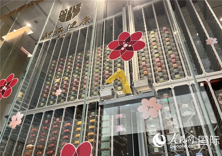 6. 機(jī)械臂正在取貨。（人民網(wǎng)記者陳思 攝）