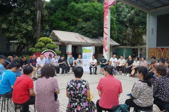  南寧市青秀區(qū)新竹社區(qū)召開“竹聲傾談”民情懇談會。（李抒蓉 攝）