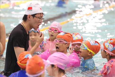 今年8月，杭州青少年活動(dòng)中心與共青團(tuán)杭州市濱江區(qū)委聯(lián)合主辦2024年“小候鳥(niǎo)”體育夏令營(yíng) 杭州青少年活動(dòng)中心供圖