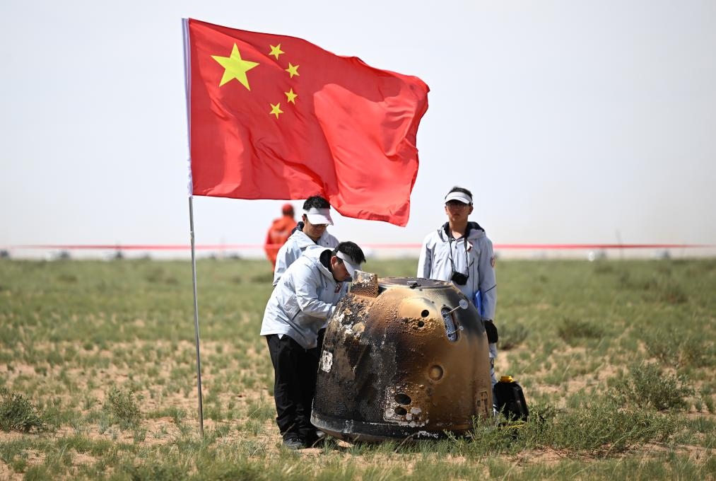 6月25日14時7分，嫦娥六號返回器攜帶來自月背的月球樣品安全著陸在內(nèi)蒙古四子王旗預(yù)定區(qū)域，探月工程嫦娥六號任務(wù)取得圓滿成功。新華社記者 貝赫 攝