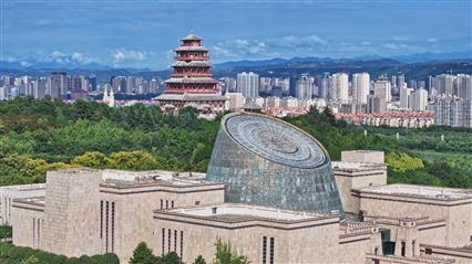 △寶雞青銅器博物院建筑外形運用高臺門闕、青銅厚土的建筑語言，氣勢恢宏，厚重威嚴。（總臺央視記者范凱拍攝）