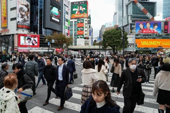 2023年11月15日，人們走過日本東京澀谷車站前的十字路口。新華社記者張笑宇攝