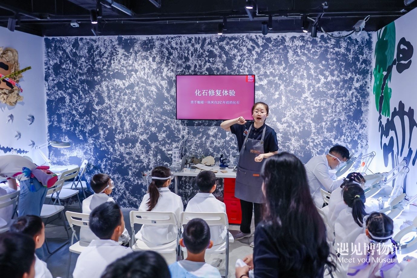 3. 小朋友們?cè)凇?億年的地球記憶——恐龍化石特展”體驗(yàn)當(dāng)“小小科學(xué)家”。遇見(jiàn)博物館供圖