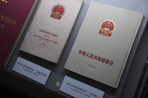 這是“五四憲法”歷史資料陳列館北山街館區(qū)展出的“五四憲法”中文版和西班牙文版。（2018年2月24日攝）新華社記者黃宗治攝