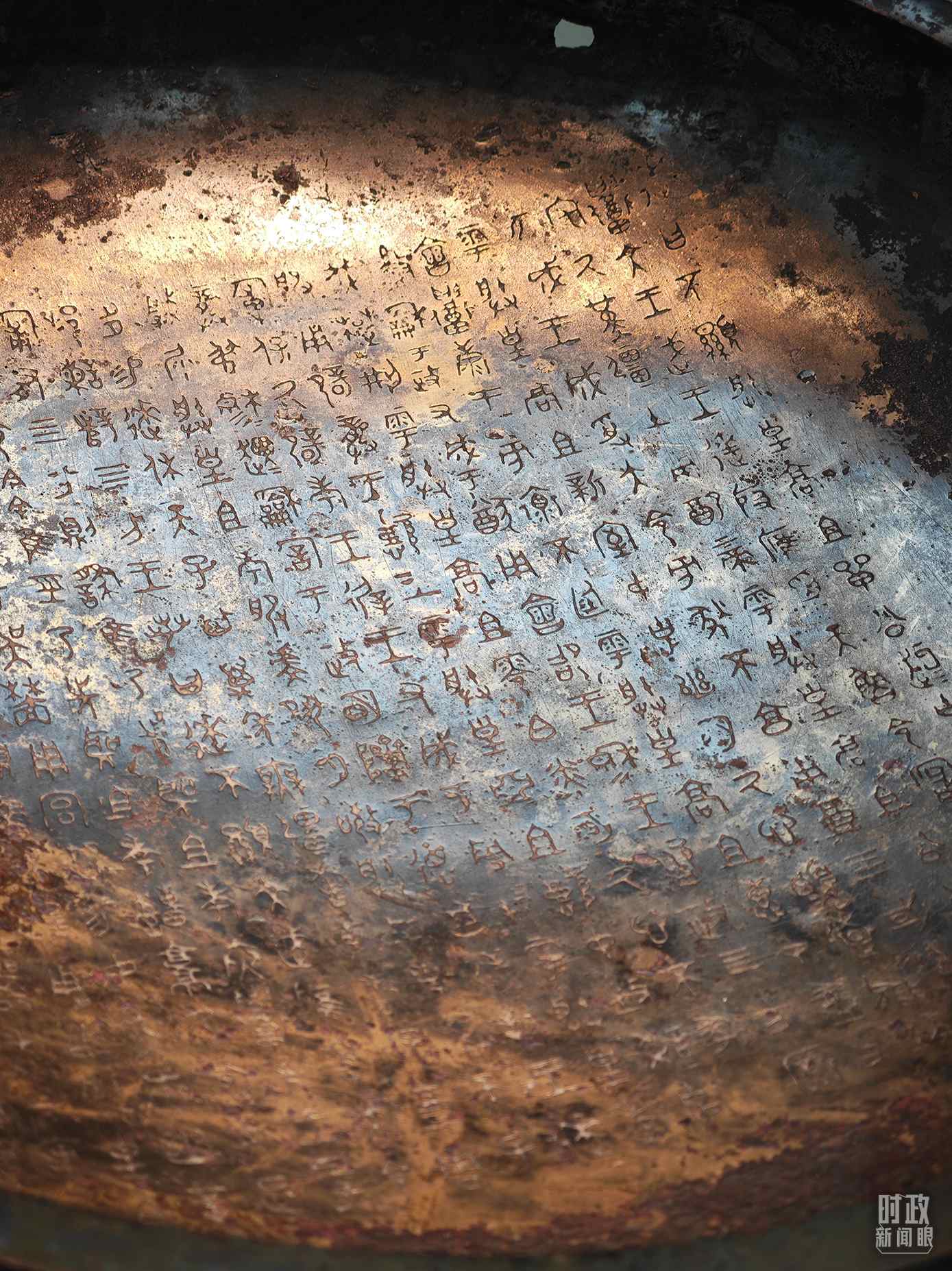 △ 寶雞青銅器博物院內(nèi)展陳——逨盤。（總臺央視記者丁欣、彭漢明拍攝）