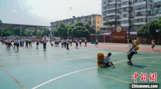 翠竹小學的學生在進行拋繡球運動。歐惠蘭 攝