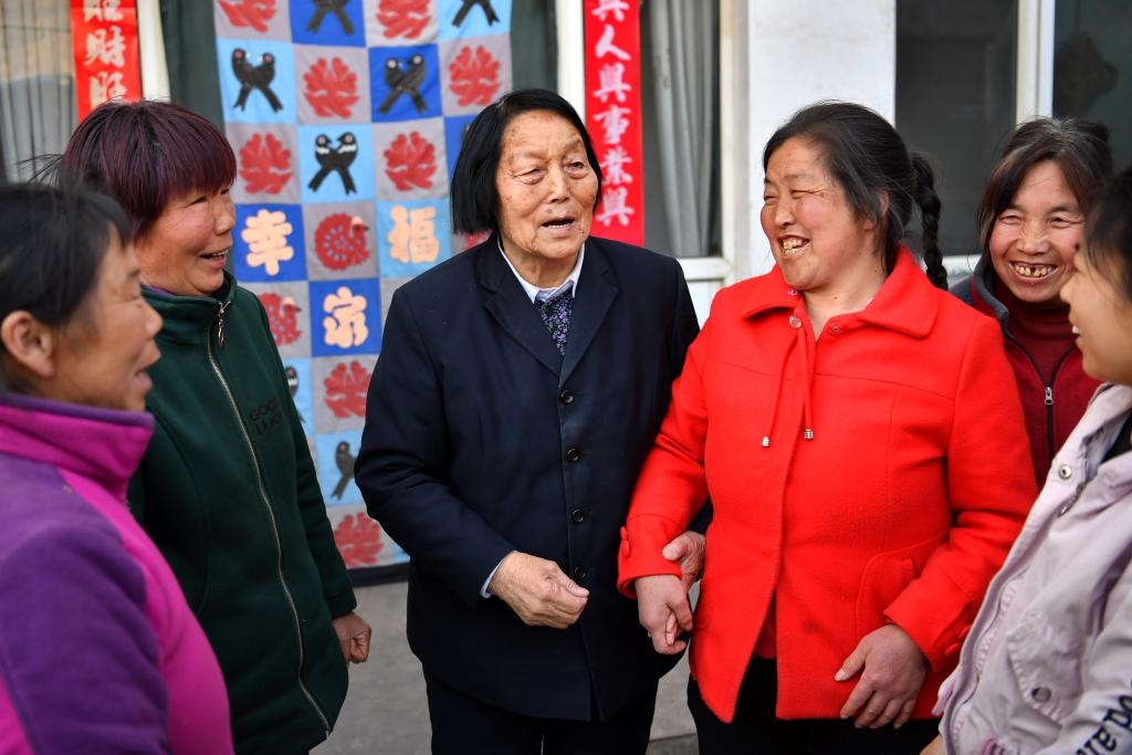 2019年3月23日，申紀(jì)蘭（左三）在山西省平順縣西溝村與村民分享全國兩會精神。新華社記者 曹陽 攝