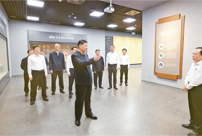 2024年9月10日，中共中央總書(shū)記、國(guó)家主席、中央軍委主席習(xí)近平在前往甘肅考察途中，來(lái)到陜西省寶雞市參觀寶雞青銅器博物院。 新華社記者 王曄/攝