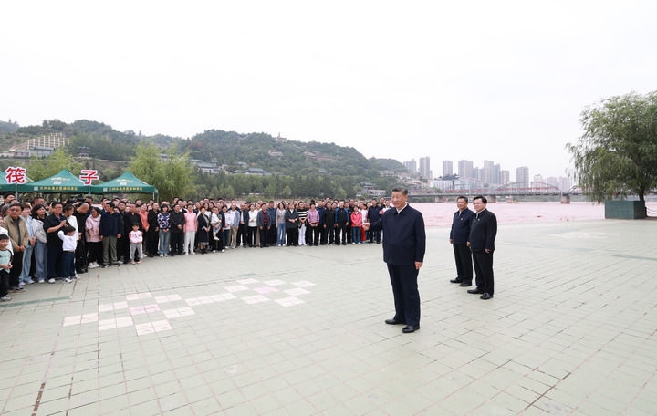 9月10日至13日，中共中央總書記、國家主席、中央軍委主席習近平在甘肅考察。這是11日下午，習近平在黃河蘭州中山橋段考察時，同在場的干部群眾親切交流。新華社記者 王曄 攝