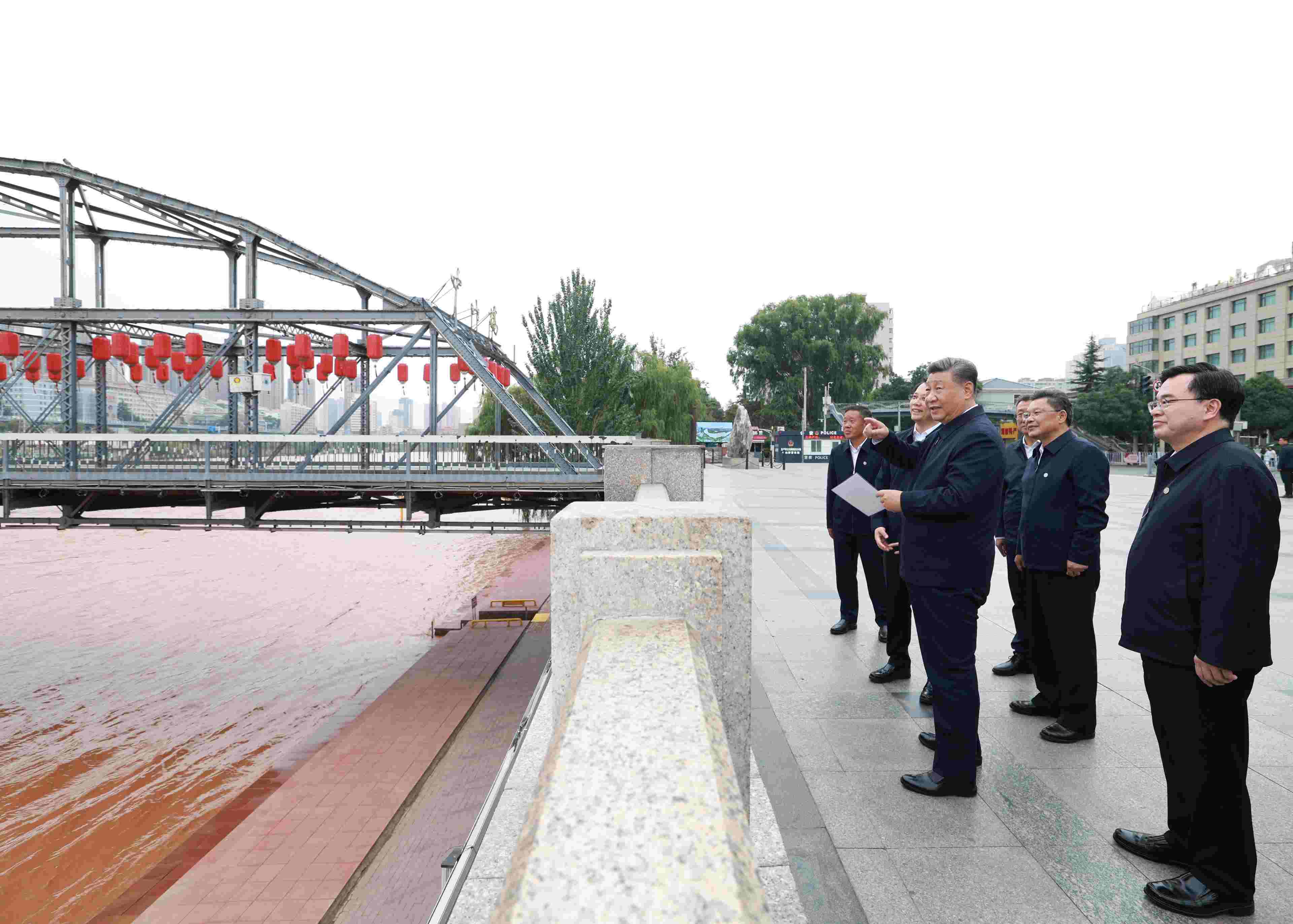 △ 2024年9月11日，習(xí)近平總書記來到甘肅省蘭州市黃河蘭州中山橋段，了解當(dāng)?shù)赝苿狱S河流域生態(tài)保護(hù)情況。