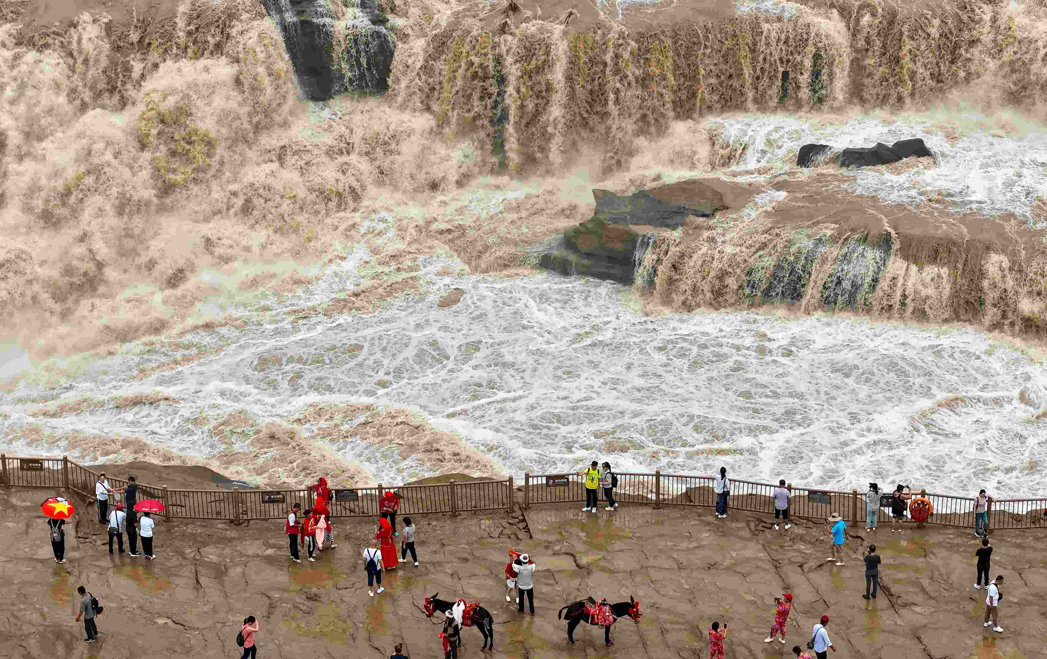 △9月9日，游客在黃河壺口瀑布景區(qū)游覽。