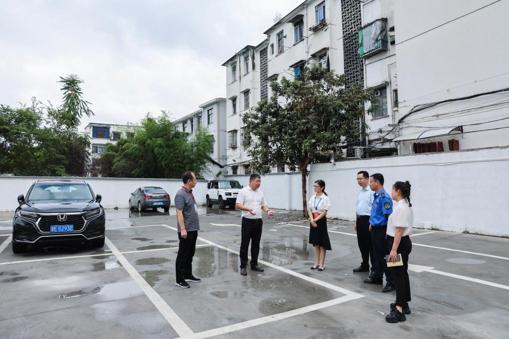 2024年9月11日，在浙江省湖州市，湖州吳興區(qū)人大代表、人大飛英街道工委代表及塔下街社區(qū)代表前往已改建的一處停車場進行實地調(diào)研，監(jiān)督該改建項目的完成情況。新華社記者 徐昱 攝