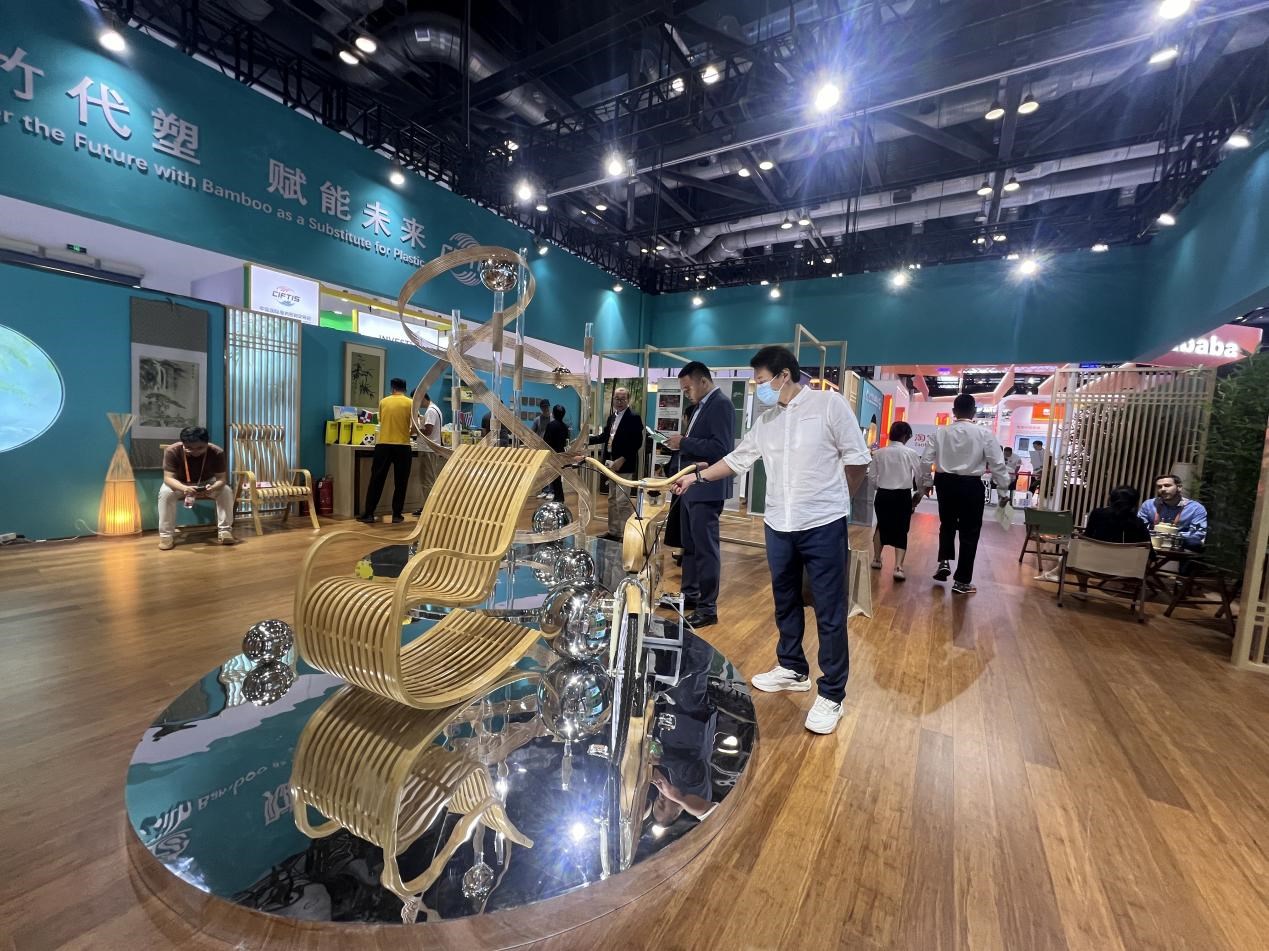 展會期間，國際竹藤組織展臺展出的竹藤制品。人民網(wǎng) 歐陽易佳攝