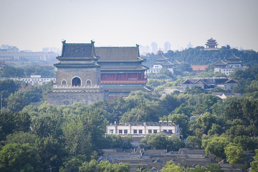 遠眺北京中軸線上的鐘鼓樓與景山（2024年7月20日攝）。新華社記者 陳鐘昊 攝