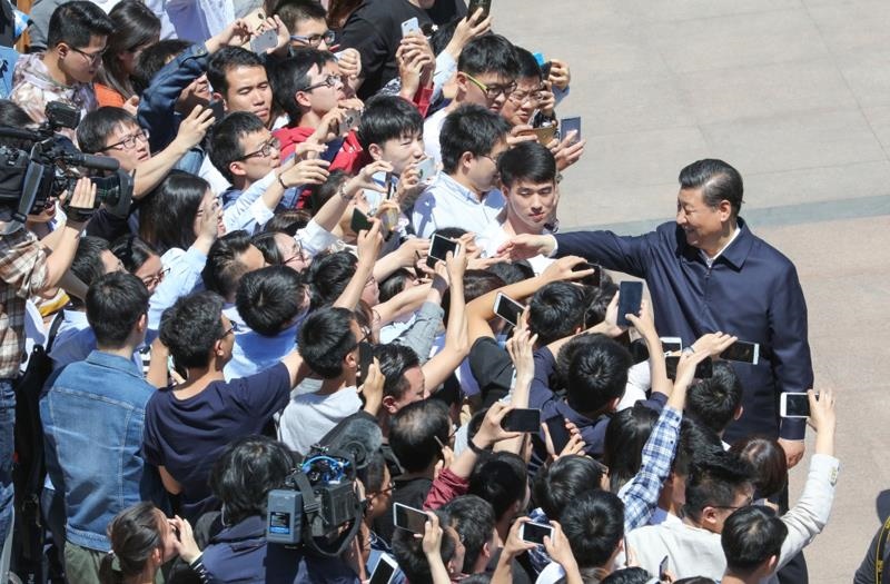 2018年5月2日，習(xí)近平總書記來到北京大學(xué)考察。這是總書記離開學(xué)校時(shí)同道路兩旁師生親切握手。
