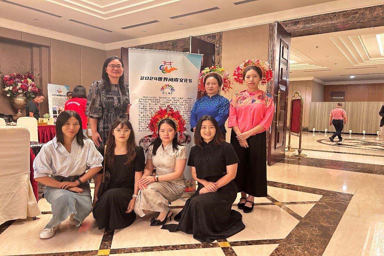 阿拉扎大學(xué)孔子學(xué)院老師和簪花圍傳承人合影。阿拉扎大學(xué)孔子學(xué)院供圖