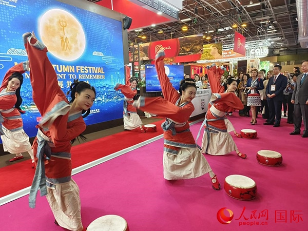 “你好！中國”展臺開幕式上的中國傳統(tǒng)舞蹈表演。人民網(wǎng)記者 尚凱元攝