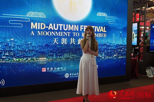 開幕式上，法國女歌手演唱中文歌曲《但愿人長久》。人民網(wǎng)記者 尚凱元攝
