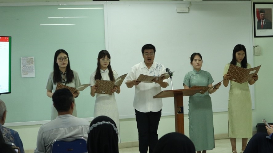 阿拉扎大學(xué)孔子學(xué)院志愿者教師表演詩(shī)朗誦?；顒?dòng)主辦方供圖