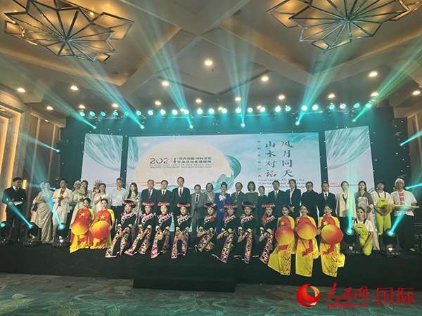 兩國嘉賓與中越藝術(shù)家現(xiàn)場合影。人民網(wǎng)記者 楊曄攝