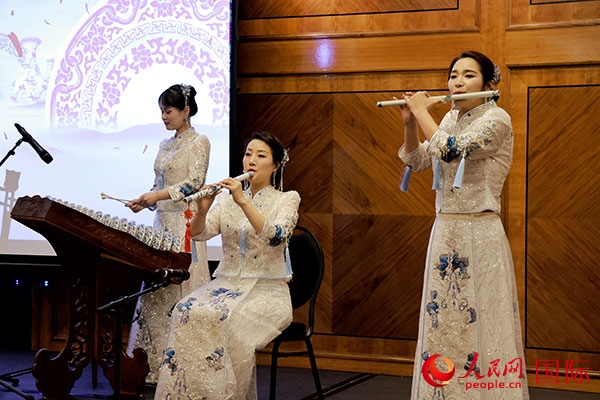 來自景德鎮(zhèn)的陶瓷音樂會(huì)在中秋佳節(jié)給英國倫敦的觀眾帶來了別樣的文化體驗(yàn)。人民網(wǎng)記者 邢雪攝
