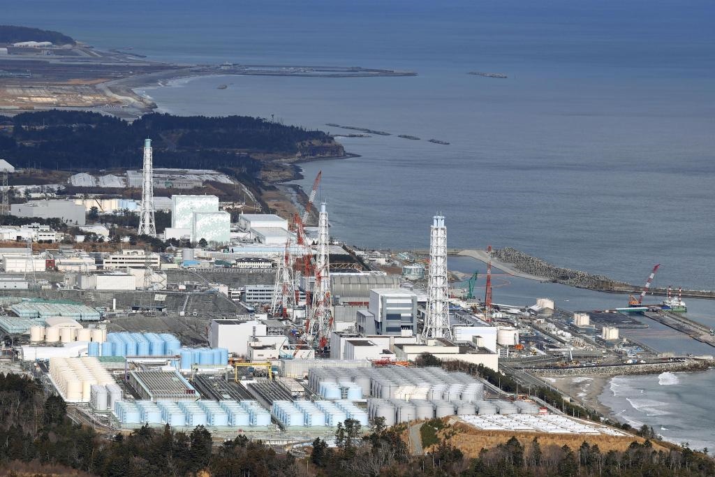 這是2021年1月8日拍攝的日本福島第一核電站和核污水儲水罐。（新華社/共同社）