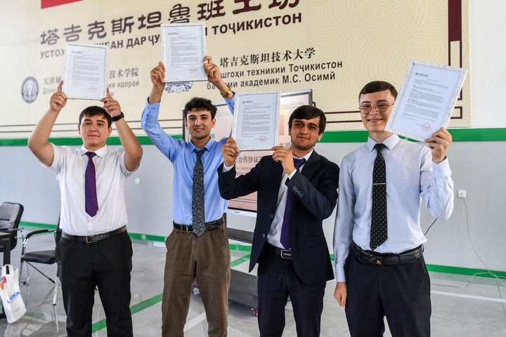 2024年7月3日，在塔吉克斯坦首都杜尚別，魯班工坊赴華留學(xué)生展示錄取通知書(shū)。新華社記者 曹陽(yáng) 攝