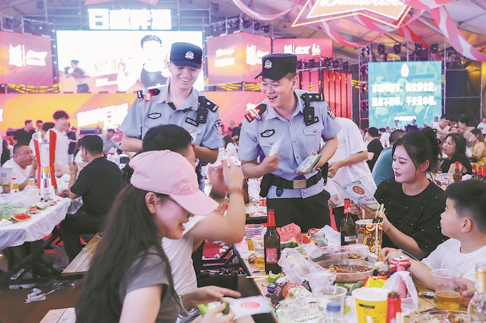 8月10日，黑龍江省哈爾濱市公安局松北分局民警輔警在啤酒大棚開展安全宣傳。史繼東攝