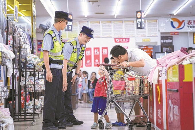 ?8月27日，貴州省凱里市公安局組織開展拉網(wǎng)式大排查，民警在超市和群眾交流。周國輝攝