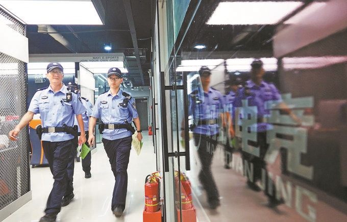 ▲7月6日，山西省新絳縣公安局龍興派出所組織警力對網(wǎng)吧等場所進行集中治安檢查。高新生攝