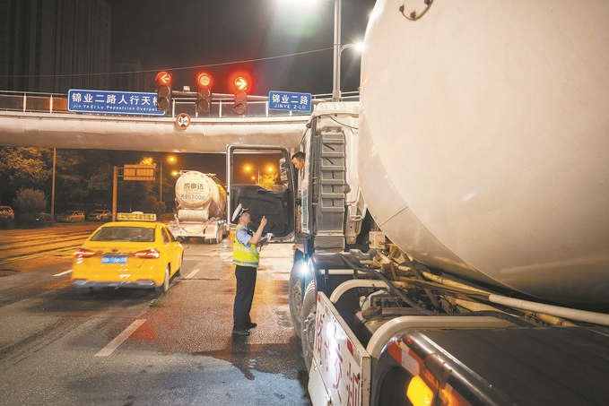 7月25日，陜西省西安市公安局交警支隊開展全市中重型貨車及面包車違法異地互查整治行動。孫崇明攝