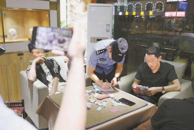 9月7日，云南省昆明市公安機關(guān)對棋牌室開展檢查。