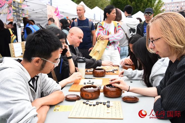 圍棋博弈。人民網(wǎng)記者 殷淼攝