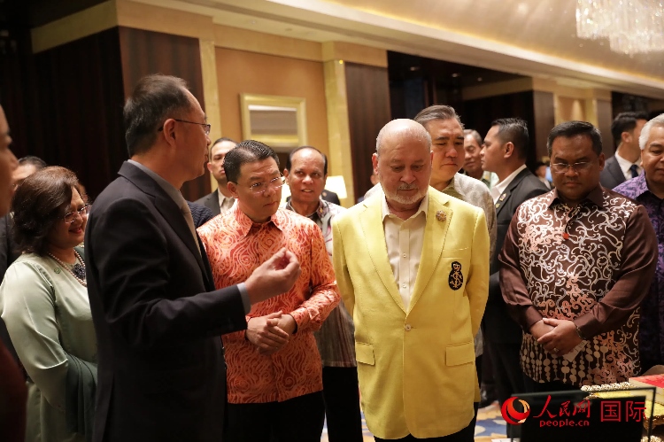 北京外國語大學校長賈文鍵向蘇丹易卜拉欣介紹該校的發(fā)展情況。人民網(wǎng) 王婧攝