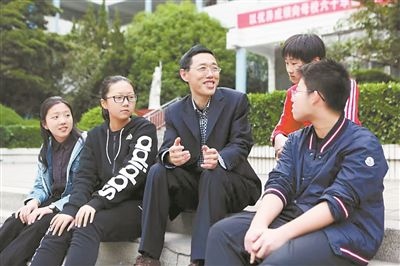 淮北市首批高層次人才儲備金獲得者、淮北市第一中學(xué)教師陳超（左三）在與學(xué)生交談?；幢笔形瞬殴ぷ骶止﹫D