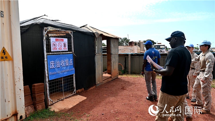 圖5 檢查廢棄油料收集點(diǎn)。王軍杰攝