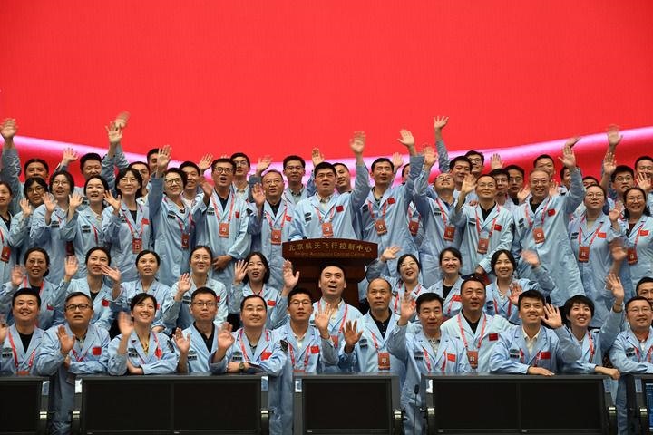 △2024年6月25日，嫦娥六號(hào)任務(wù)圓滿成功后，工作人員在北京航天飛行控制中心合影。