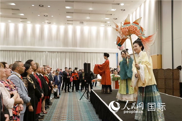 2、留學(xué)生表演了漢服展示《絲路霓裳》。邢雪攝