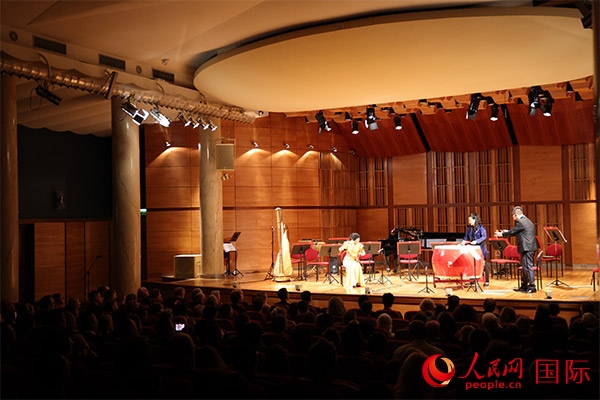 中國歌劇舞劇院的音樂家表演京劇曲牌《夜深沉》。人民網記者 禹麗敏攝
