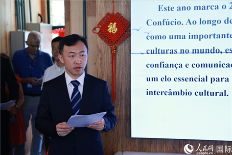中國駐里約總領(lǐng)館副總領(lǐng)事王海濤在活動現(xiàn)場致辭。人民網(wǎng)記者 陳海琪攝