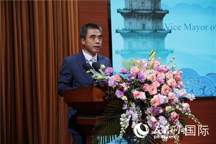 泉州市人民政府副市長姚飛在“走進中華文明——海絲印記 世遺泉州”主題人文交流活動中致辭。人民網(wǎng) 王婧攝