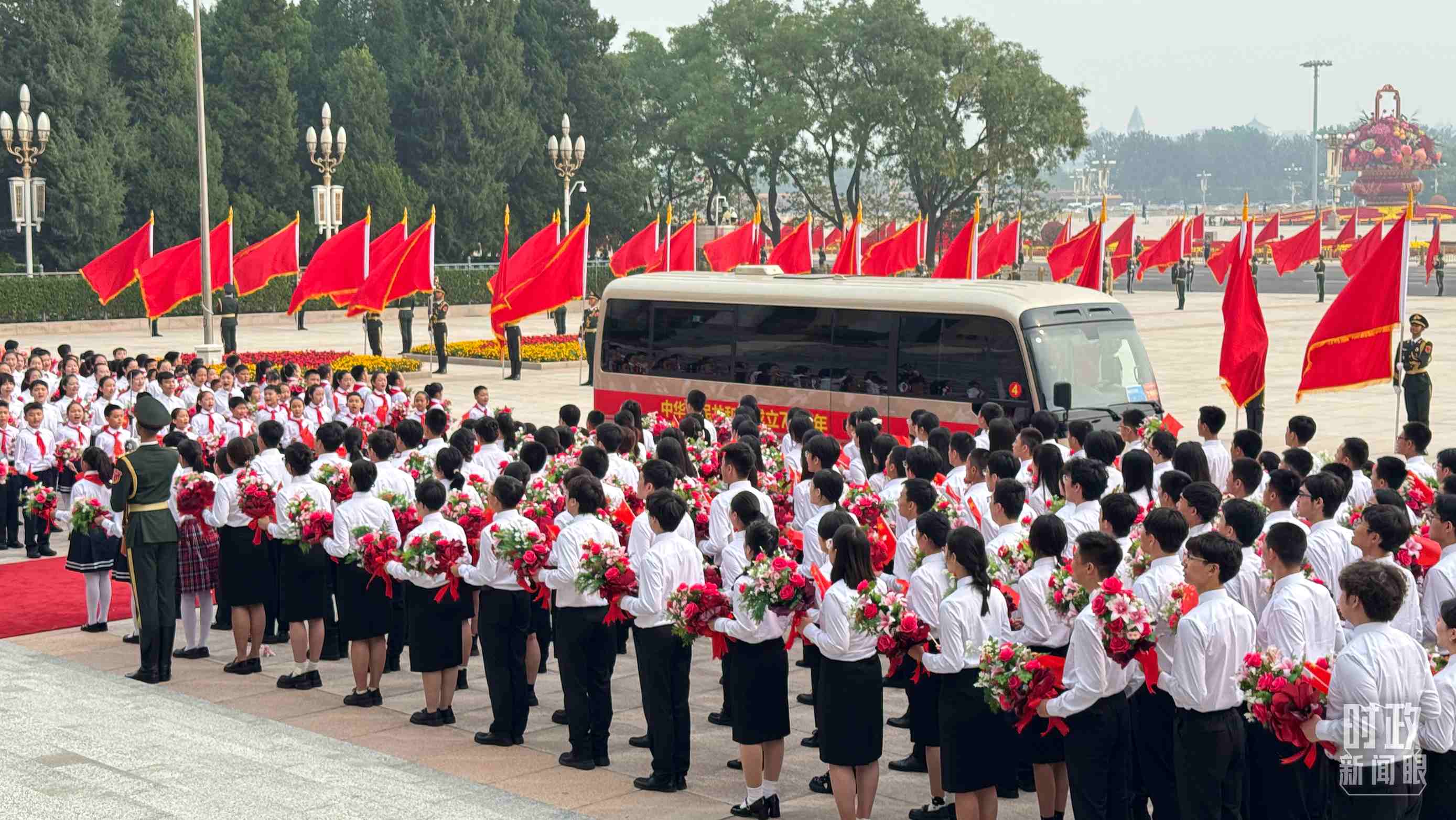 2024年9月29日，人民大會(huì)堂外，少先隊(duì)員列隊(duì)迎接英雄模范。（總臺(tái)央視記者蔣碩拍攝）